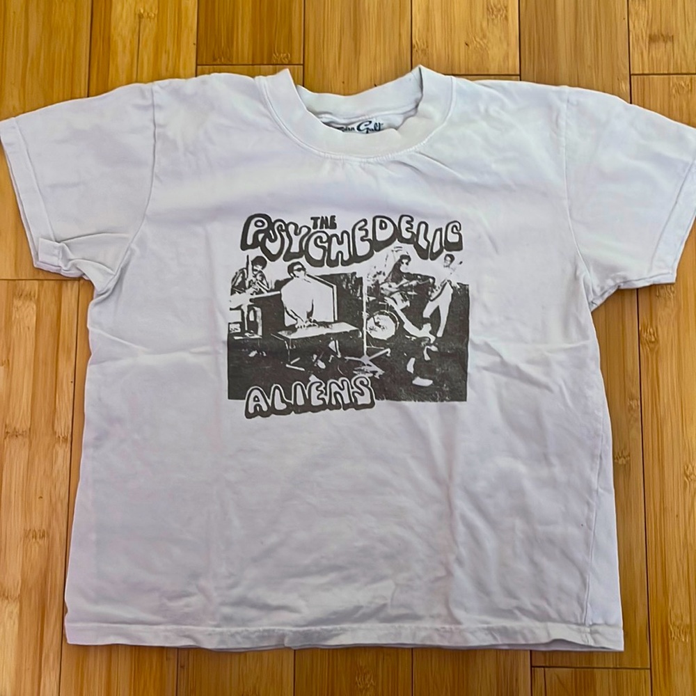 brandy melville the psychedelic aliens beige baby tee